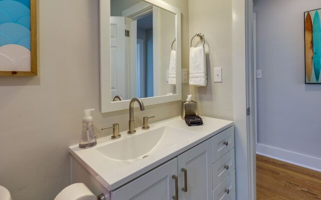 Vibrant Fayetteville Home - Walk Downtown!