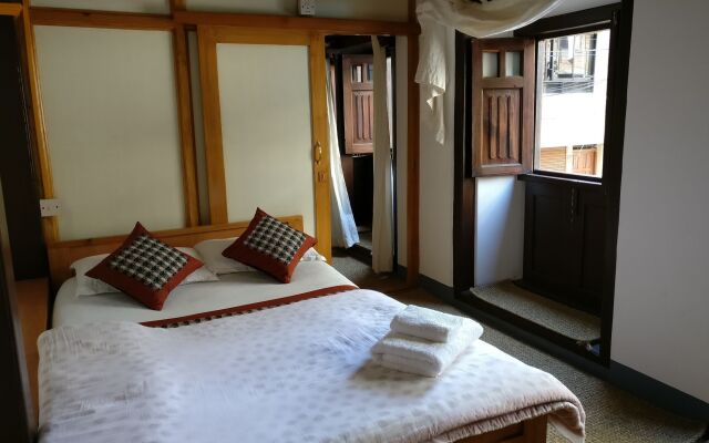 Hiranya Guest House