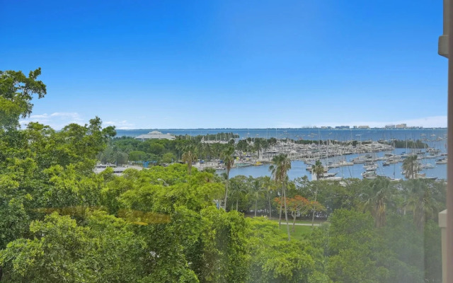 Relaxing Condo with Free Parking