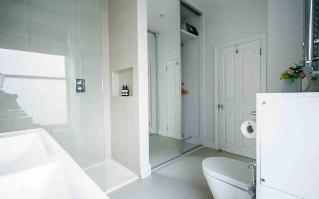 Spacious & Modern 3brs House in Central London