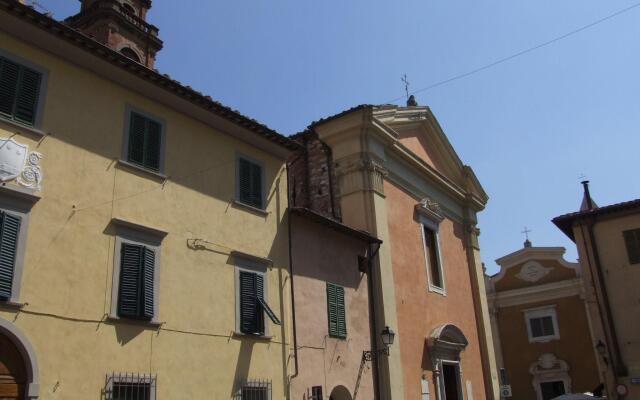 It 's located in the historic center of Pisa on the ground floor of a 17th century building