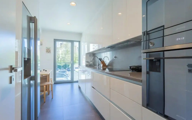 Spacious Lisbon Haven w Lift Garage