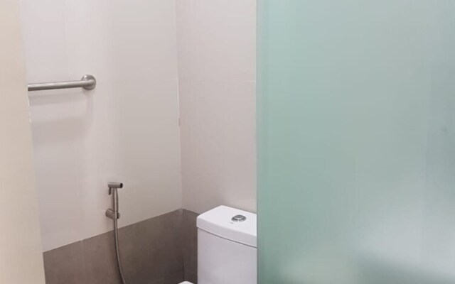 OYO 215 Sunshine City Suites