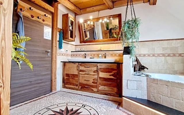 Wood & Stone Lodge 2