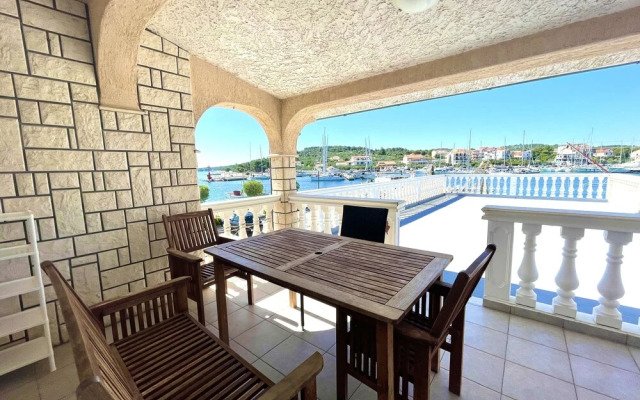 Sea View House for 4