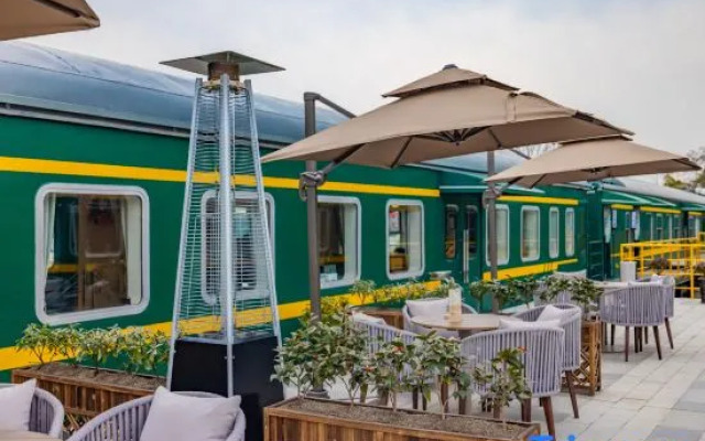 Green Train Leisurely Time