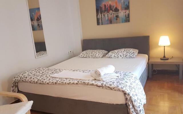 Petrol Apartment- Athens Center, 4 BD, 1 BATH