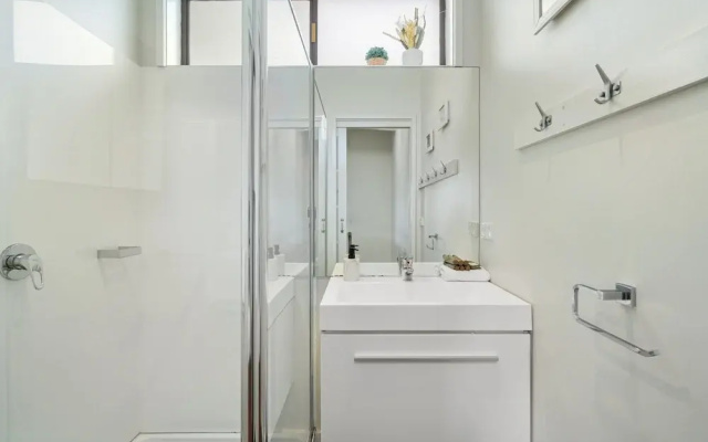 Spacious 4-bed Home 5-min From the Beach