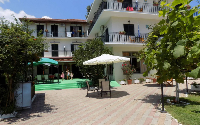 Des Roses Hotel