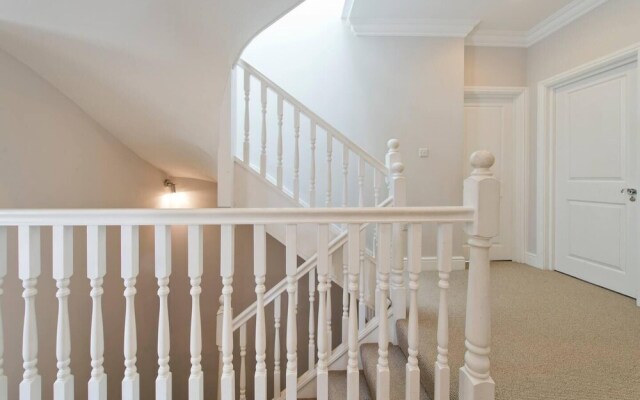 Spacious 7 Bedroom Family Home Barnes