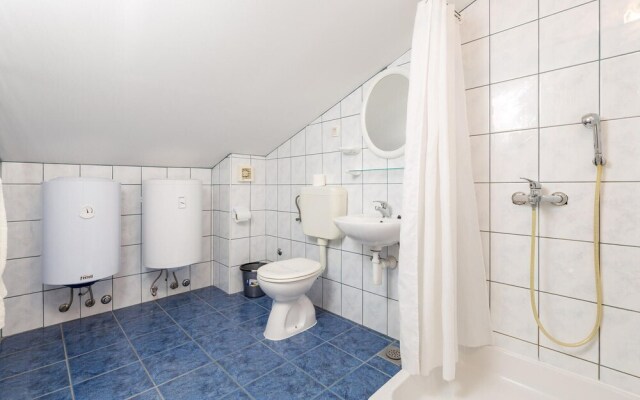 Beautiful Apartment in Lopar With 3 Bedrooms and Wifi