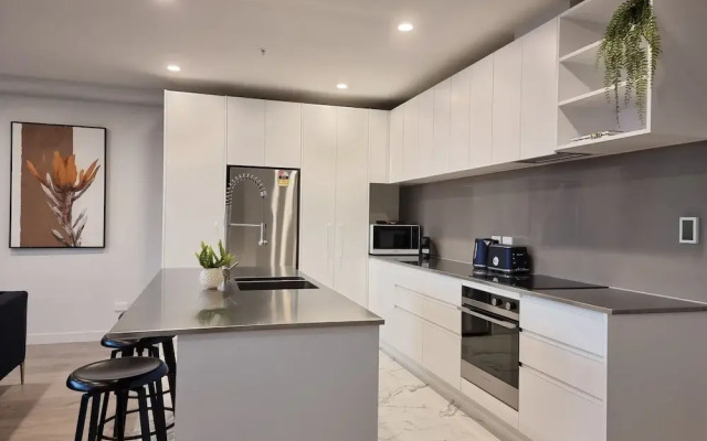 Luxe Apt w Harbour-Sunset Views -Parking