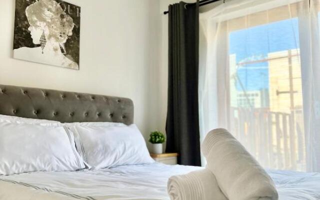 Luxury Waterloo Apartment - Large Private Patio & Air Conditioning