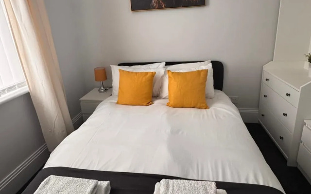 House - Sleeps 6 - Pet Friendly - Garden - Parking