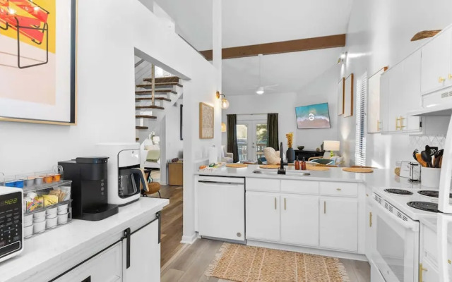 Spacious Family-friendly Retreat Beach Walkable