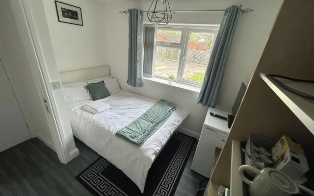 Private Room - Ensuite Bathroom - Free Parking