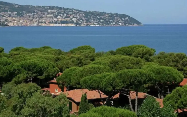 Close to the Sea, Air-conditioned