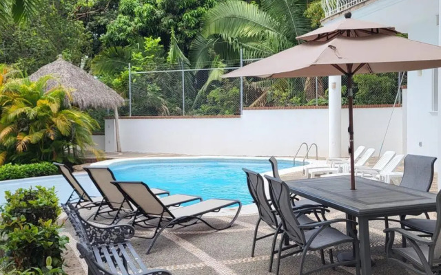 Heated Pool & Chef with Full Staff Included - 30 guest