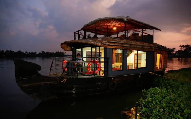 Cosy Houseboat