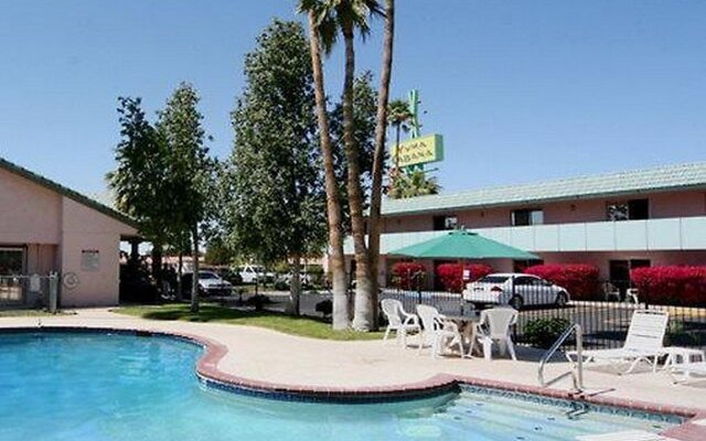 Econo Lodge Inn & Suites