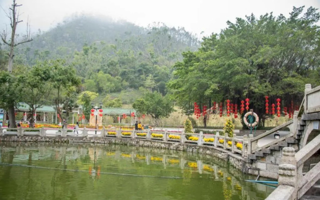 Yijian Holiday Hotel