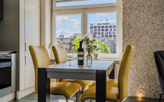 Silver Apartment With Hot Tub And Balcony