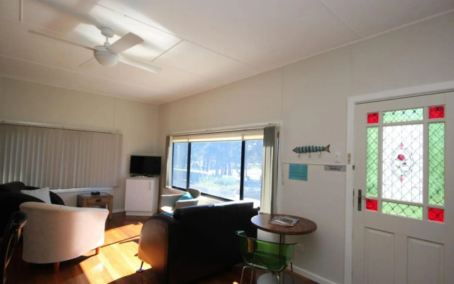 AQUA COTTAGE 16 Aqua Cres Lake Cathie – Guest Rooms – Port Macquarie
