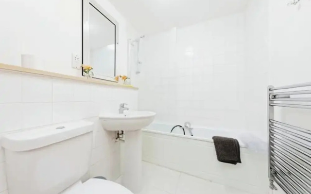 Beautiful Family Town Home With Private Parking