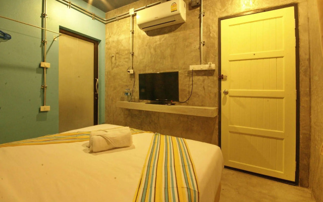 Seabox Khaolak Hostel
