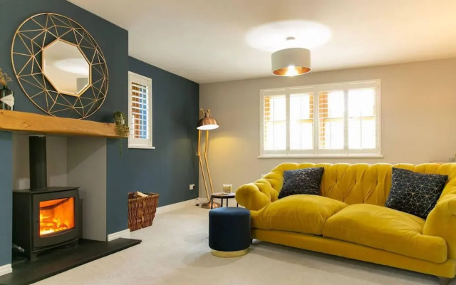 Remarkable 4-bed House Near Leeds Airport