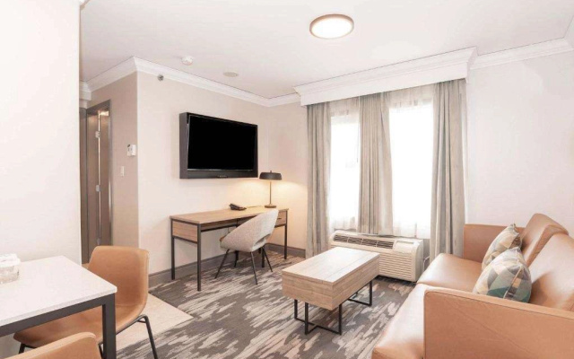Sandman Signature Toronto Airport Hotel