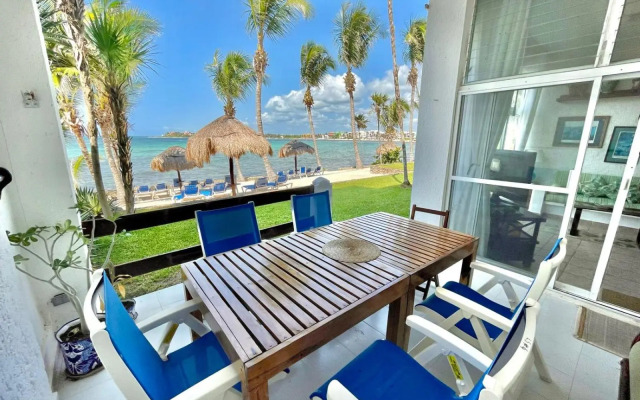 Bttm floor beachfront condo in Half Moon Bay Akumal