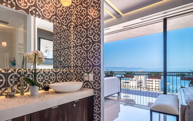 Pier 57-706 Spectacular Penthouse Romantic Zone Ocean Views