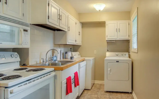 Private Yard! Pet-friendly Memphis Adventure Hub