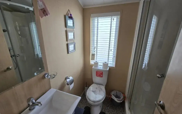 Oaklands Stunning Mini Lodge