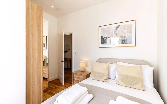 Stylish Chelsea Escape With Private Outdoor Oasis!