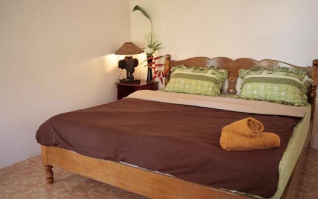 Jungle Hut Bungalow & Hotel