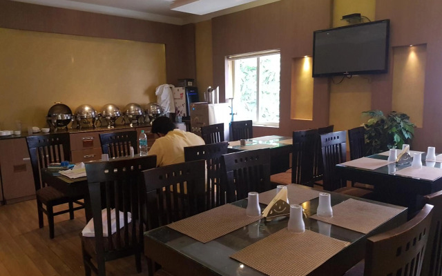 OYO Premium Avinashi Road Hope College