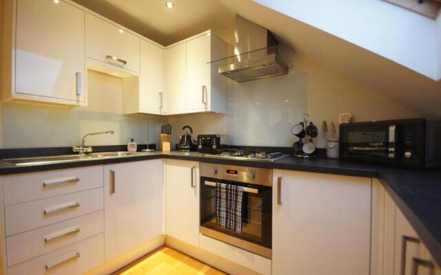 Modern, Cosy Apartment In Bearsden with Private Parking