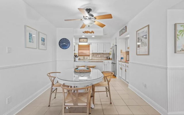 Colony Beach Club 223