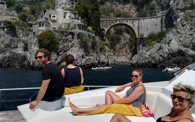 Akhir Cruise Charter