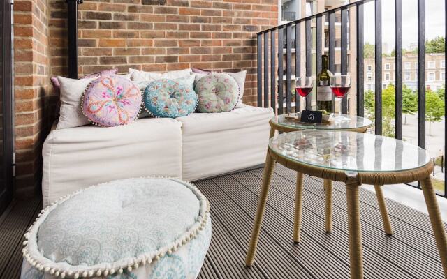 Rosy and Cosy West London Apartment