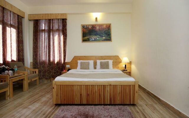 OYO 9995 Manali Plaza