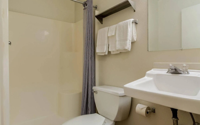 HomeTowne Studios by Red Roof Colorado Springs - Airport