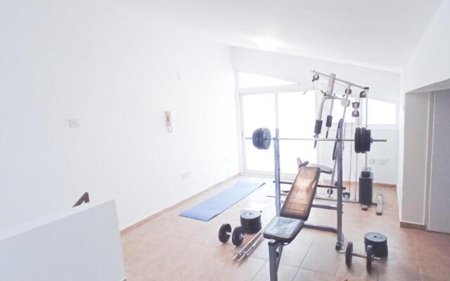 Luxury private rooms -SEA VIEW, NETFLIX, GYM- 5 Min from beach! - private room in shared apartment