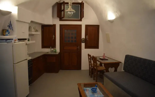 Tzannis Cave House