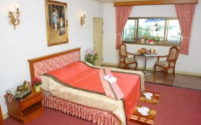 13 Coins Bangyai Hotel