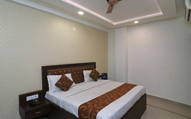 OYO 11648 CP Residency