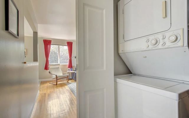 Beautifully Remodeled! Private Park! Close to CU!