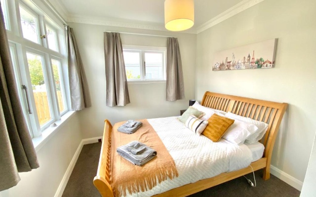 Ivy Cottage - Stylish, Spacious & Near Amenities – Guest Rooms – Upper Hutt